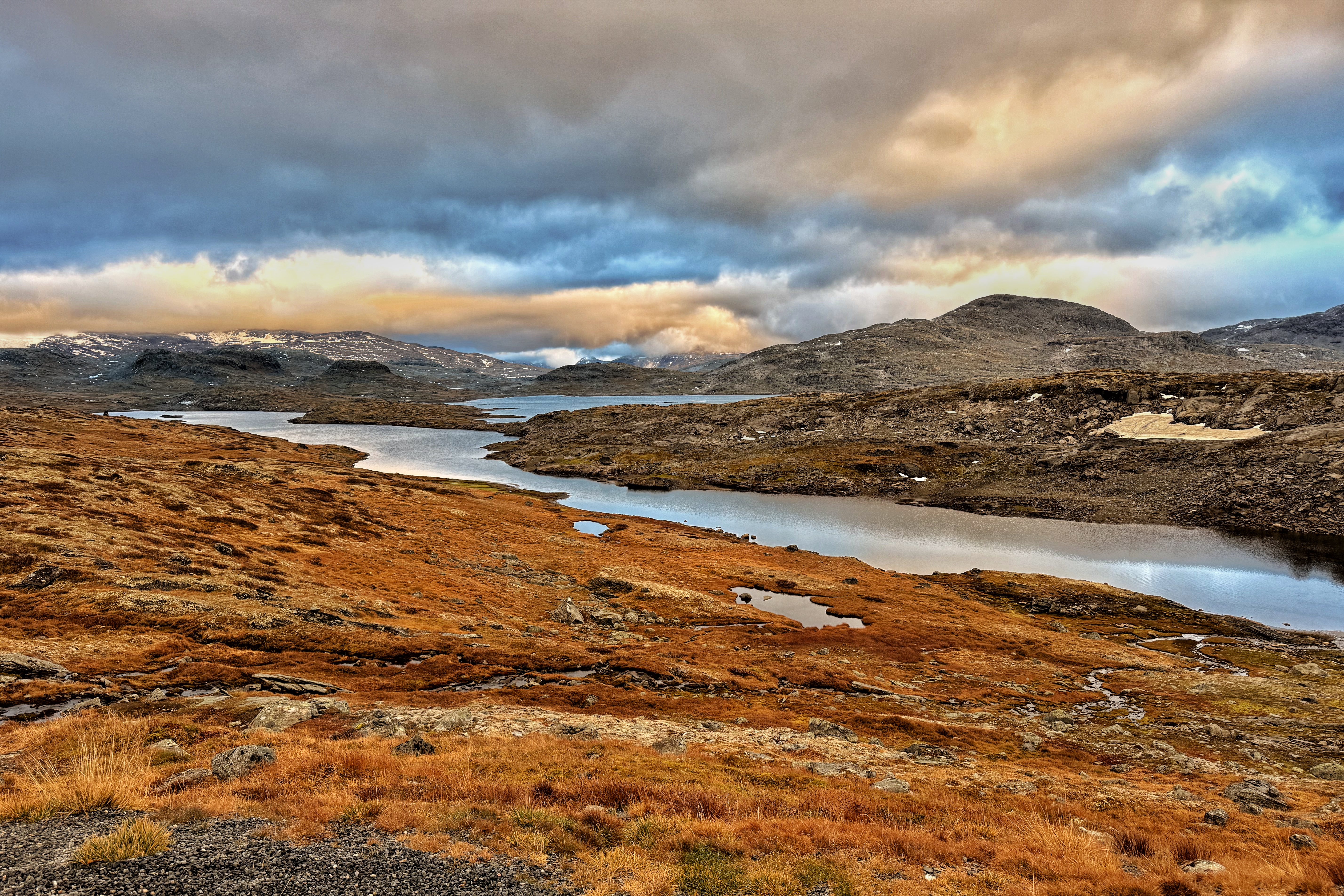 Paysage de plateau et d'eau dans une lumière froide